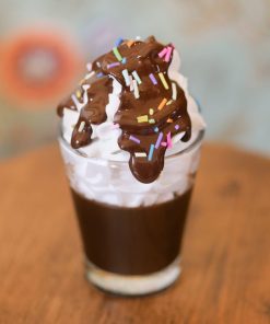 Caffè in bicchierino con panna glassa e codette