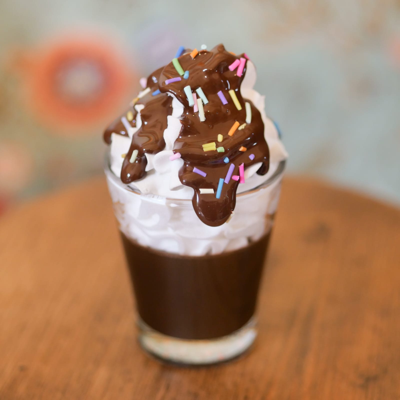 Caffè in bicchierino con panna glassa e codette